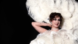 Miss Elinor Divine - die Burlesqueperle vom Rhein