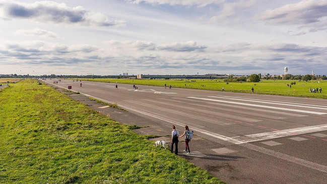 Transformation Tempelhof – vom Flughafen zu Berlins größtem Freiraum – Fahrrad-Tour - mit Rikscha-Service - Wundervolle Orte NeuKölln