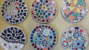 Mosaiktrittsteine für den Garten in Kooperation mit der VHS West