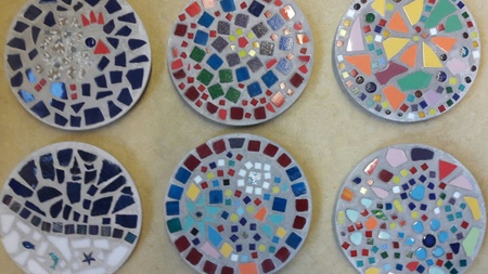 Mosaiktrittsteine für den Garten in Kooperation mit der VHS West