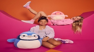 Brandneue Squishmallows Pop-Up-Fläche im KaDeWe: Jazwares lädt zu besonderem Erlebnis mit Influencerin Paula Senfkorn und Cam die Katze