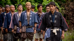 Eine Stadt und ein hoher Schornstein