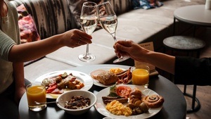 BRUNCH & BEATS