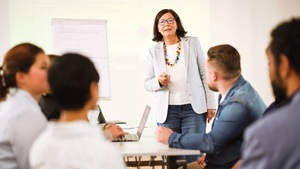 Philosophisches Café: Sind Demokratie und Kapitalismus dasselbe?