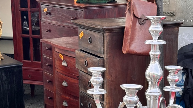 Düsseldorfer Flohmarkt am Blumengroßmarkt