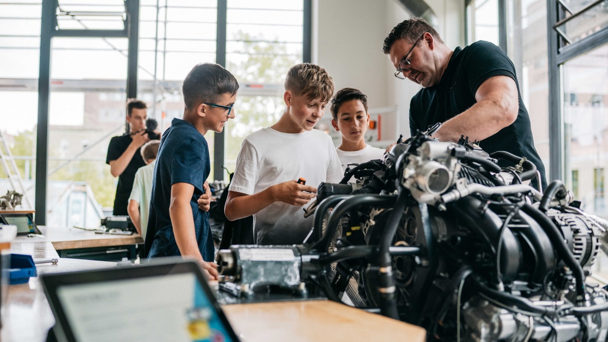 Porsche Erlebniswerkstatt "Grundfertigkeiten im Automobilbau"
