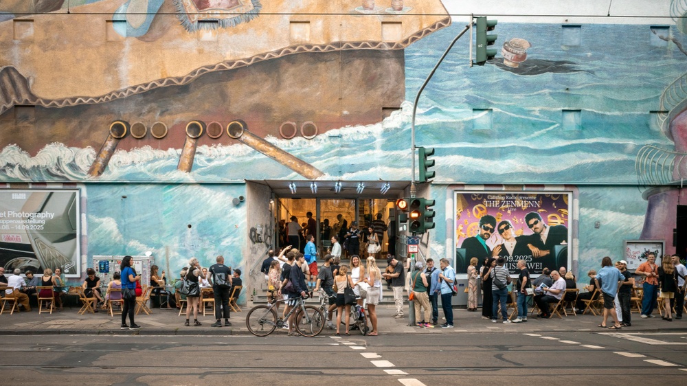 Mischa Kuball: eight planets, one star, one world