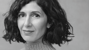 Gespräch und Lesung Nava Ebrahimi „Und Federn überall“