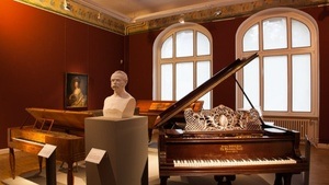 Führung: „Zupfen. Streichen. In die Tasten greifen – Die historischen Musikinstrumente im Museum“