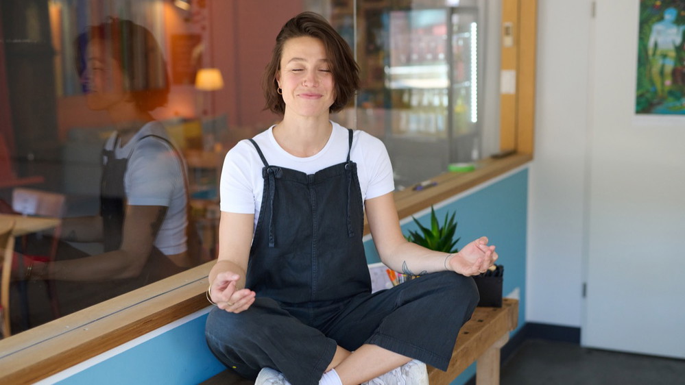 YOGA & SLOW LOOKING IN DER AUSSTELLUNG ALLIANCE, INFINITY, LOVE