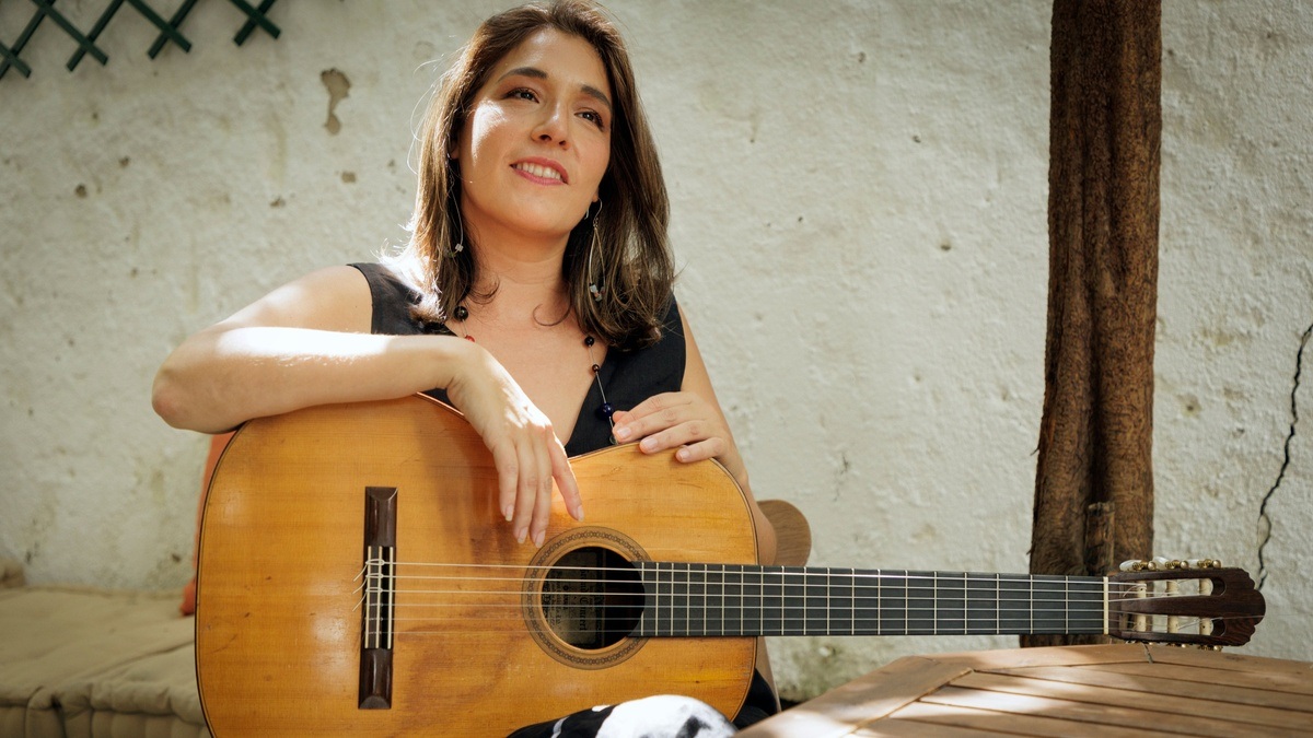 Elodie Bouny - Guitarist & Composer