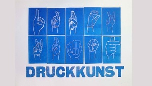 Buchstaben in Hand und Holz