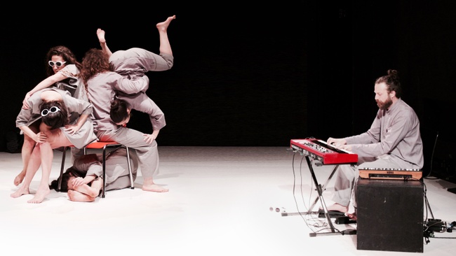 Ceren Oran & Moving Borders: SCHÖN ANDERS - Ein Tanzstück über die Suche nach Identität und Zugehörigkeit