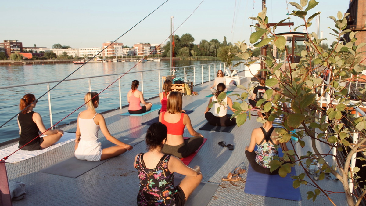 Titelbild der Veranstaltung ❊ Pilates und Entspannung für Frauen - auf dem Wasser ❊