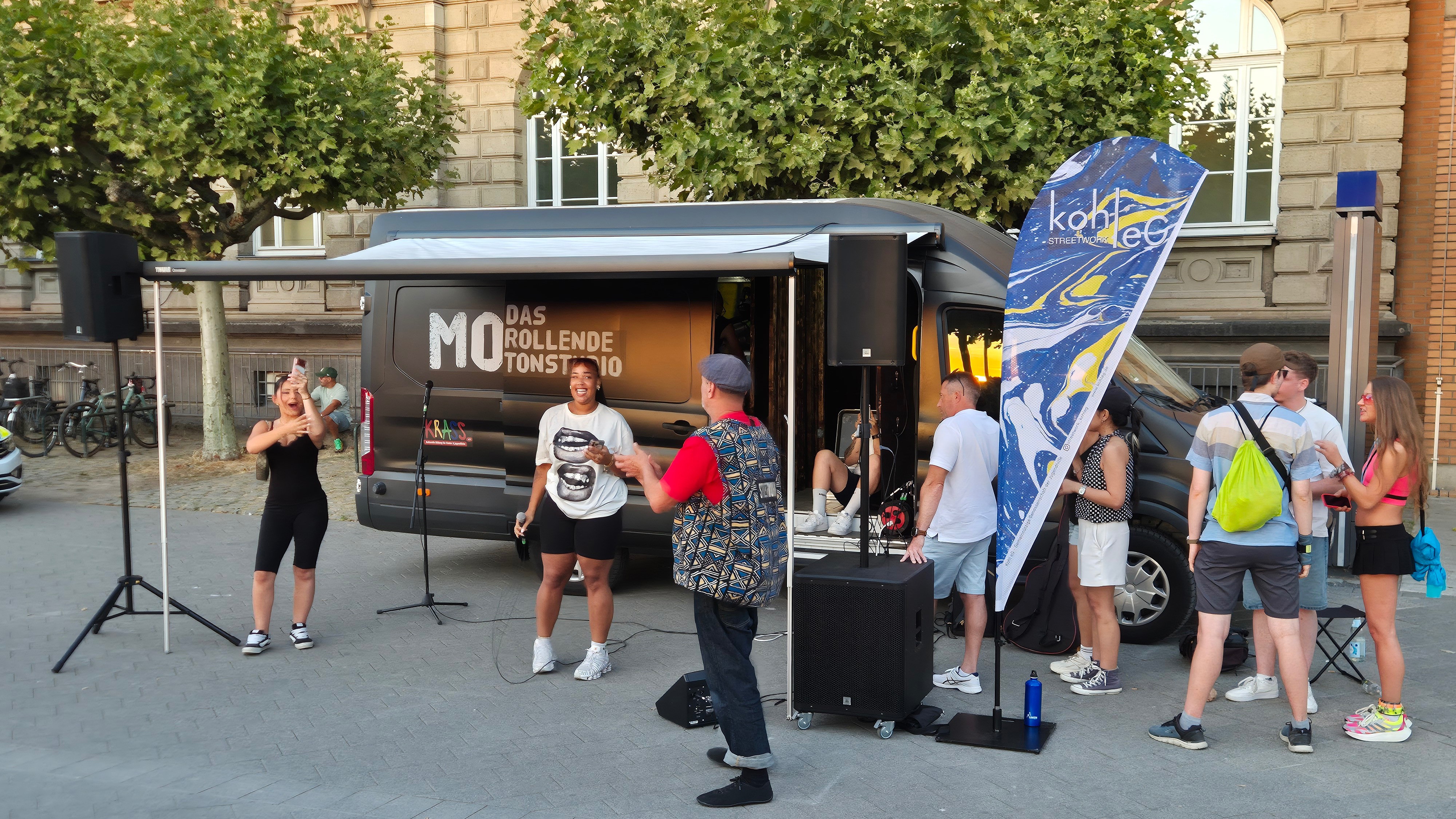 Der KRASSe MOVER – das rollende Tonstudio an den Rheintreppen