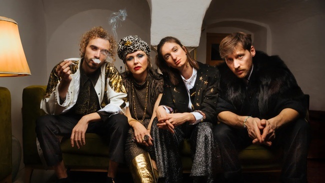 Die Nowak & die Leute aus der Raucherpause