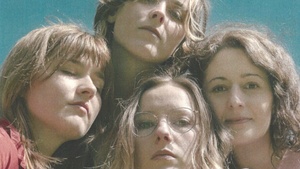 Cakes and Concerts mit The Sirens - eine Supergroup von Berliner Singer-Songwriterinnen. Dazu wie immer ein veganes Kuchen und Leckereien Buffet
