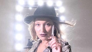 Malarina mit "Trophäenraub"