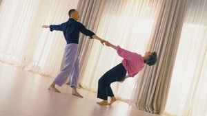 Absolute Anfängers Ein Einstieg in die Grundprinzipien der Contact ImprovisationEin Einstieg in die Grundprinzipien der Contact Improvisation