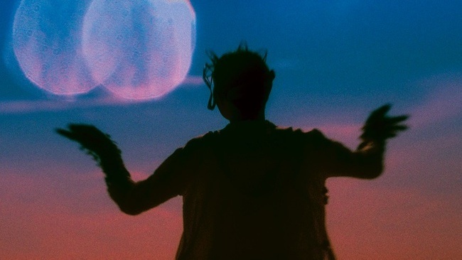 Performance mit Charmaine Poh. Performance-Reihe: Feeling backwards, across tongues