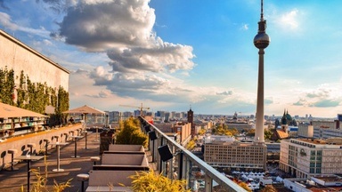 Pilates über den Dächern Berlins