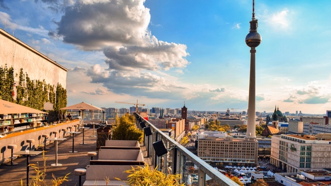 Pilates über den Dächern Berlins