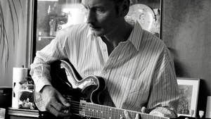 Hunnikate - Artur Majowski spielt Gitarre