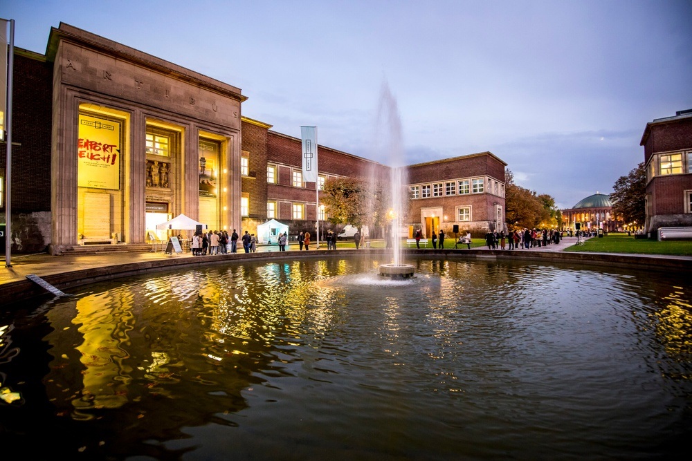 Tony Cragg. Please touch!