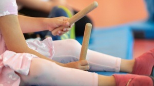 Musik und Geschichten entdecken - Klang- und Mitmachangebot mit Henning Petersen