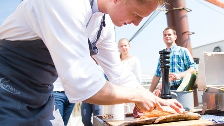 Segeltörn mit Barbecue auf der Elbe in Hamburg