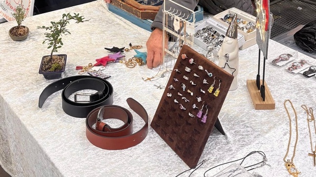 Düsseldorfer Flohmarkt am Blumengroßmarkt