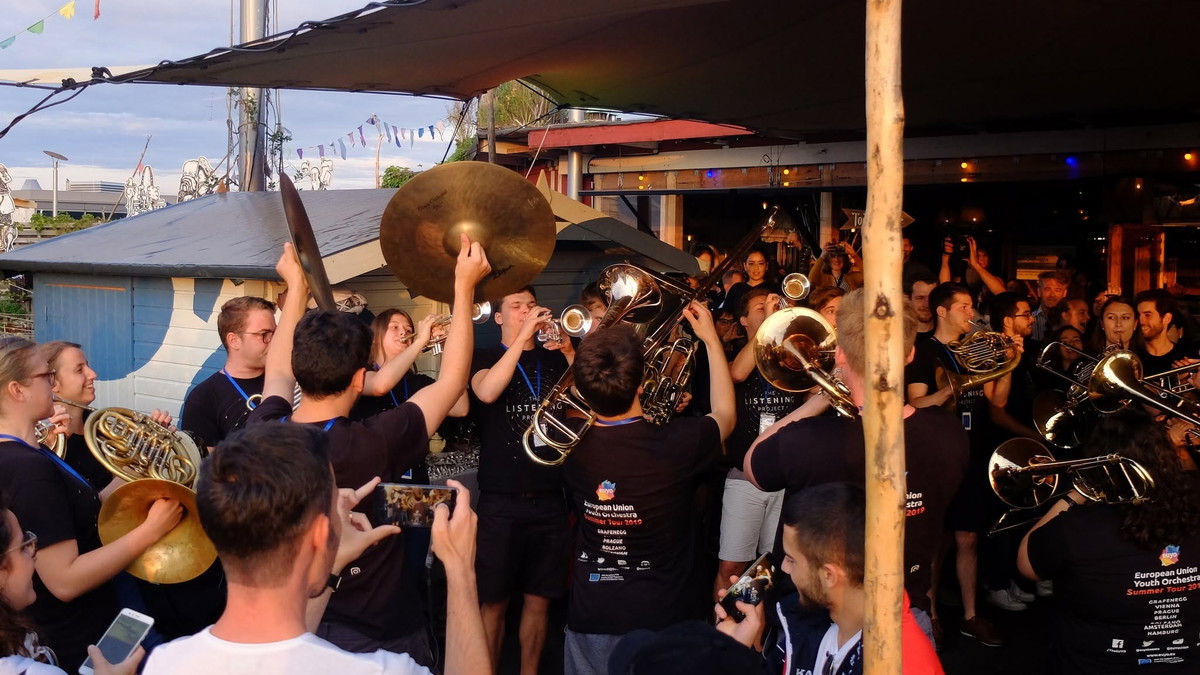 Titelbild der Veranstaltung MONDAY ROAST x YEC IM KIEZ w. Bundesjugendorchester (Deutschland) & National Youth Orchestra of the United States of America | Ilo Pan (DJ Set)