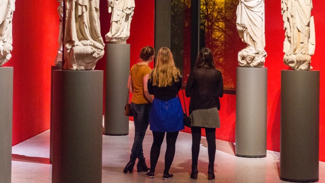 Gegenüber – Kunst für Frauen: Head and shoulders – Frauen mit Decolleté