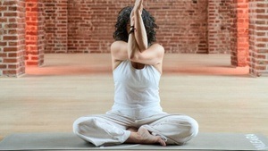 Blaue Stunde mit Yoga und Live-Handpan. Yoga im Kunstpalast