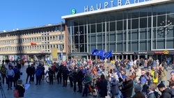 Köln Bahnhofsvorplatz an der großen Dom-Freitreppe