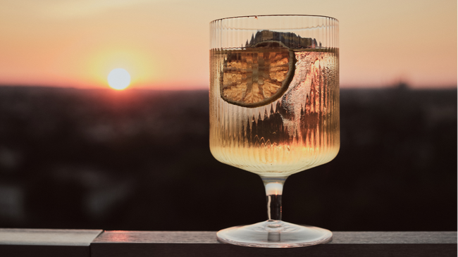 After Work Sundowner - Dachterrasse, DJ-Beats und erfrischende Drinks unter freiem Himmel
