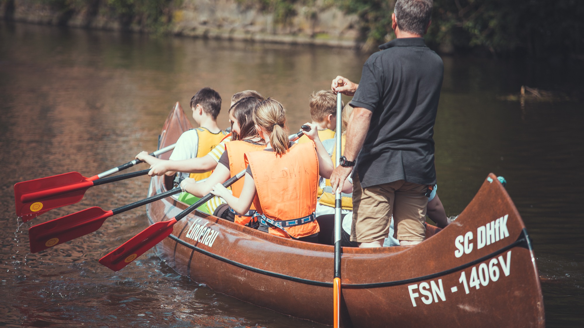 Wir paddeln am Kindertag zur Wasserrutsche