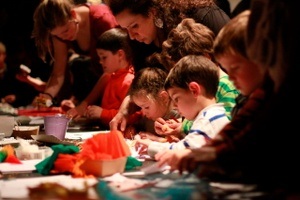 Eröffnung der Ofrenda für Kinder.  Fiesta de Día de Muertos - Mexikanisches Totenfest