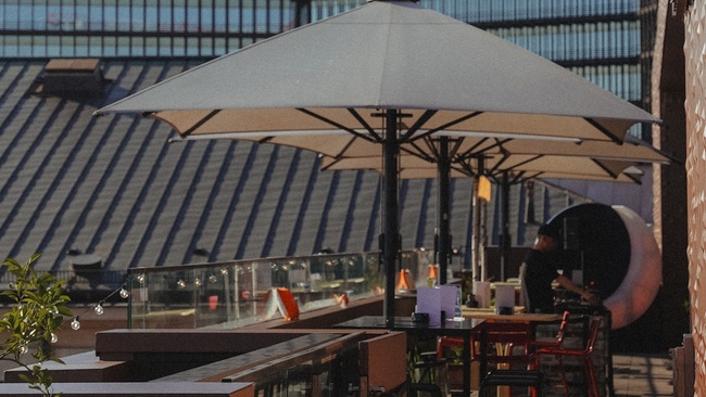 Frau im Mond Rooftop x Luna Bali