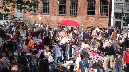 Flohmarkt auf dem Hof