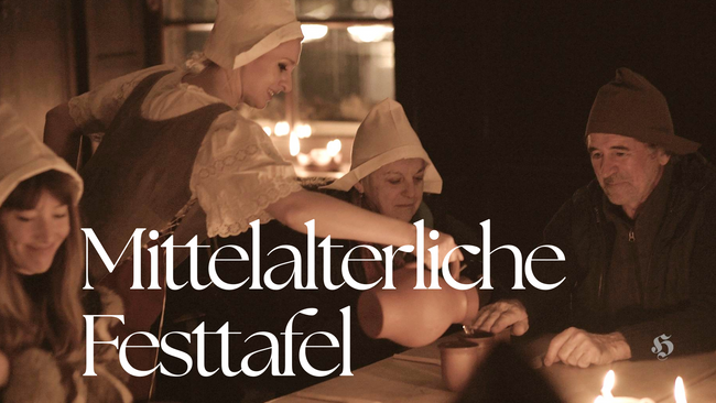 Die mittelalterliche Festtafel ist offen für alle: Ob zu zweit, mit Freundesgruppe oder in größerer Runde – ihr könnt einzelne Tickets buchen und gemeinsam mit anderen Gästen einen stimmungsvollen Abend erleben.