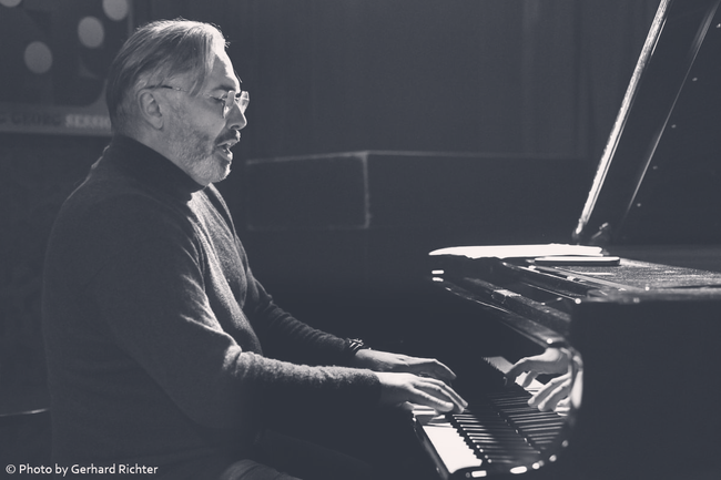Jazz Bar Live: Vladimir Burkhardt plays Piano Classics