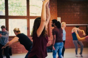 Bewegung, Emotionen, Erzählung: Tanztheater in der Schule – Anleitung Tanz für Lehrer*innen und Pädagog*innen