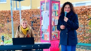 "Köln liest im Advent" am Bücherschrank in Weiden