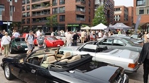Oldtimer Treffen HafenCity - Nissis Kunst auf Rädern