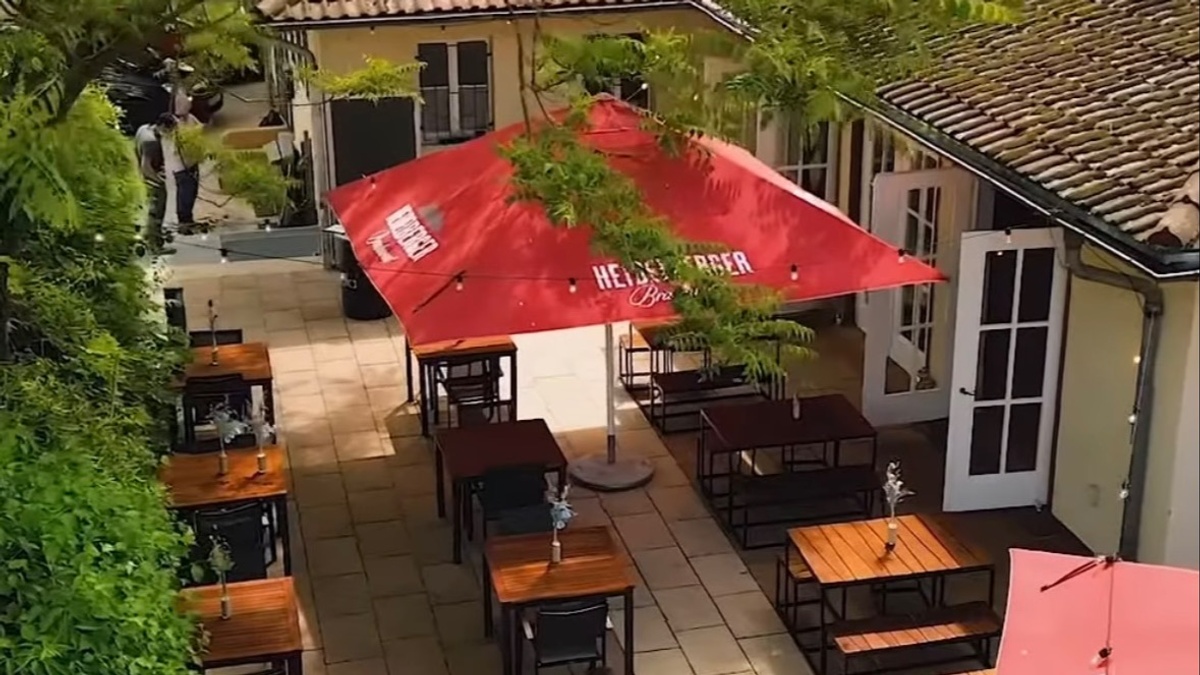 Communal Dining @ Charles Mireti