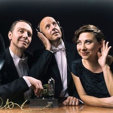 ACHTUNG, ACHTUNG; HIER SPRICHT BERLIN