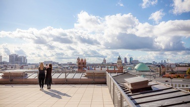Besuch der Dachterrasse: Ausblicke auf die Geschichte des Ortes, Kunst am Bau und die Wahrzeichen Berlins