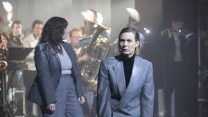 AUFRECHT IN DIE SCHRÄGLAGE