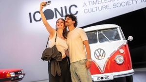 Führung durch die Ausstellung ICONIC (in deutscher Sprache). Bitte beachten Sie: Die Führung ist für Kinder unter 13 Jahre nicht geeignet.